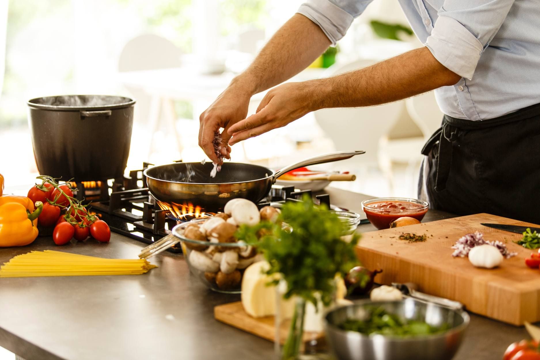 cuoco in cucina